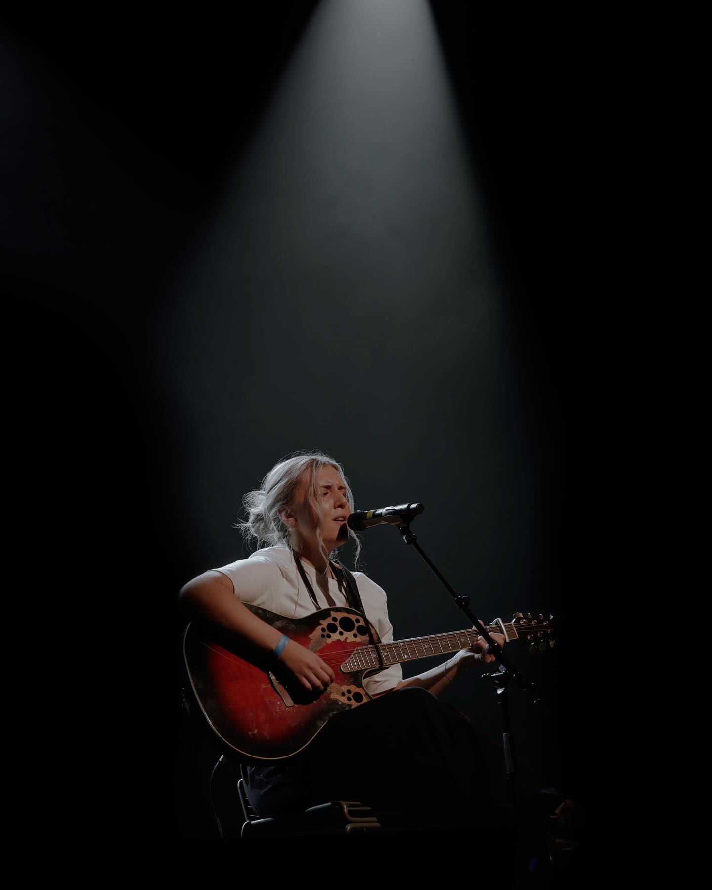 Cecilie Røinås synger på et møte