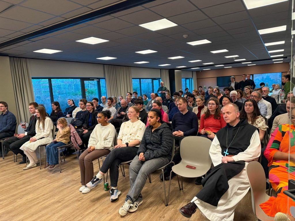 Deltakere på Misjon2030 lytter oppmerksomt til foredrag under arrangementet.