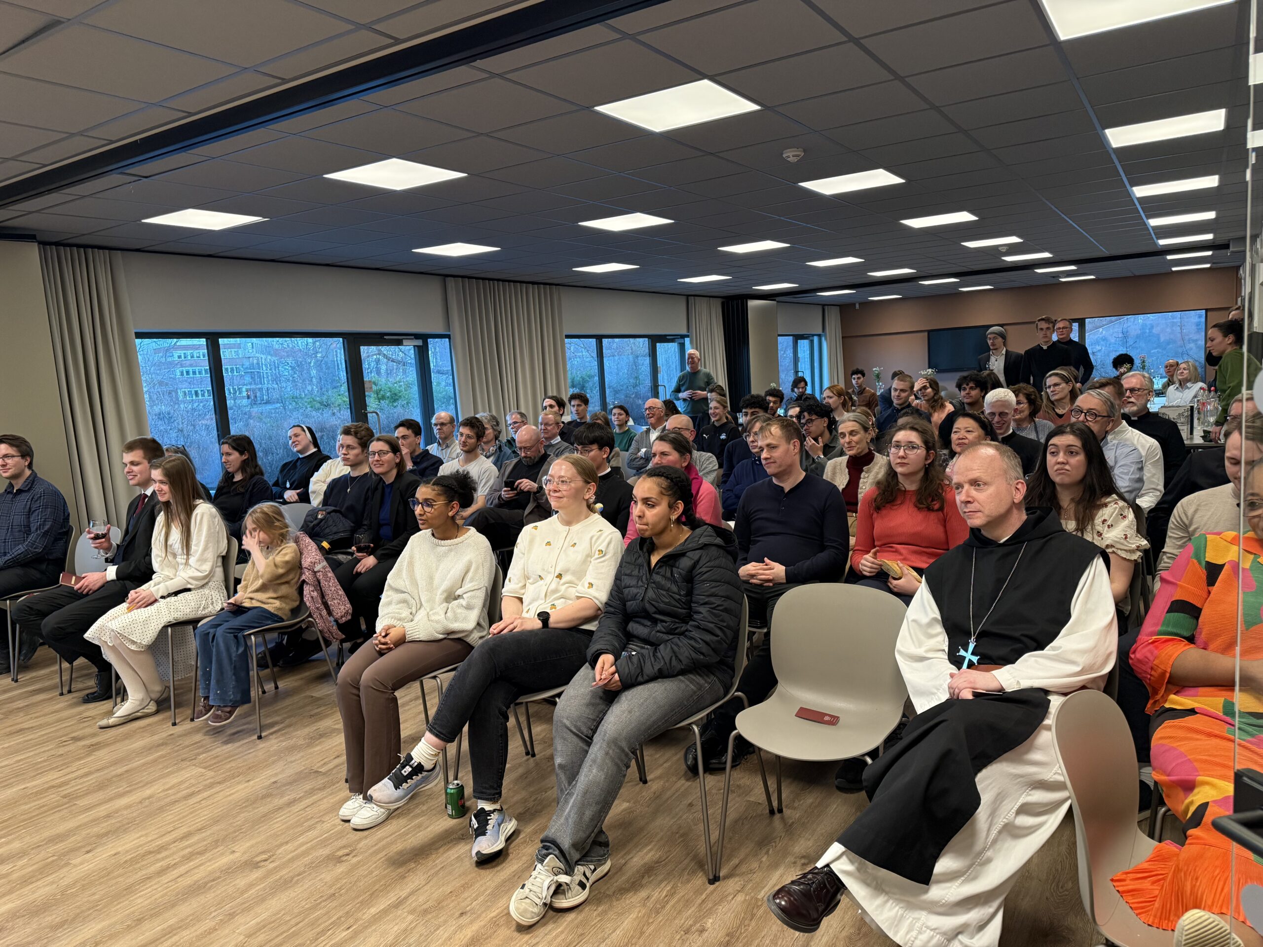 En fullsatt sal fulgte spent med på foredrag og samtaler under årets Misjon 2030.