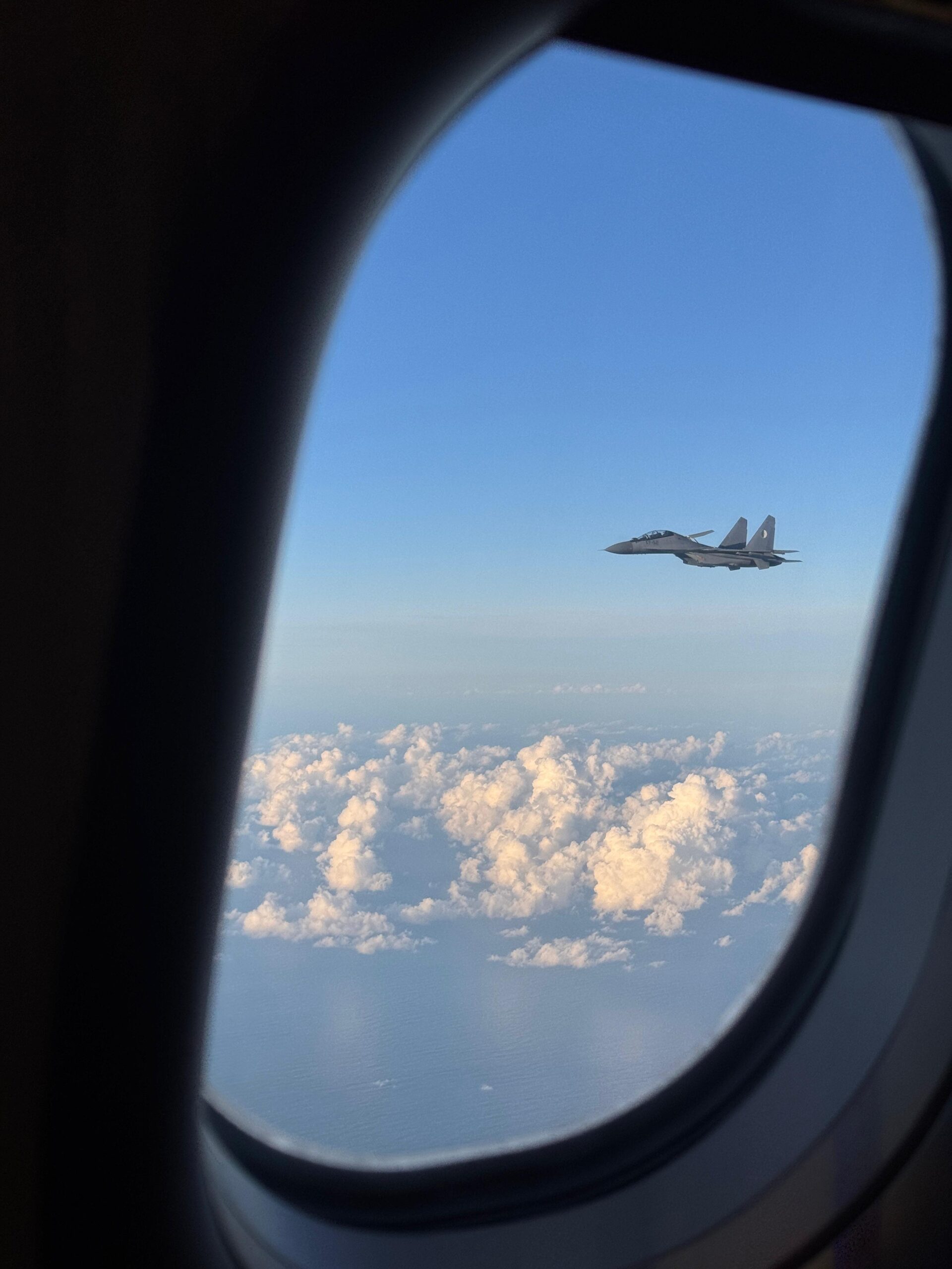 Militærfly eskorterer paveflyet under pave Leo XIVs reise i Afrika