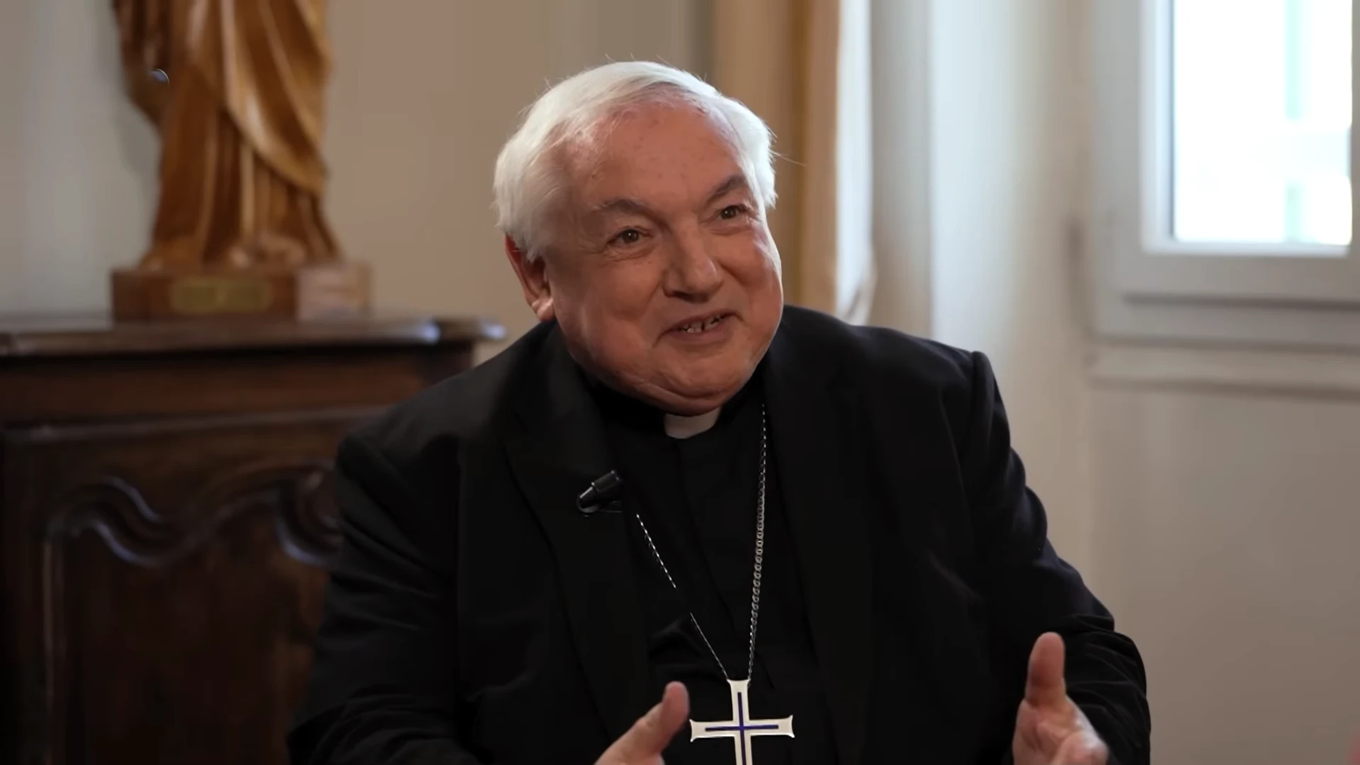 Kardinal Jean-Marc Aveline under et intervju med KTO TV
