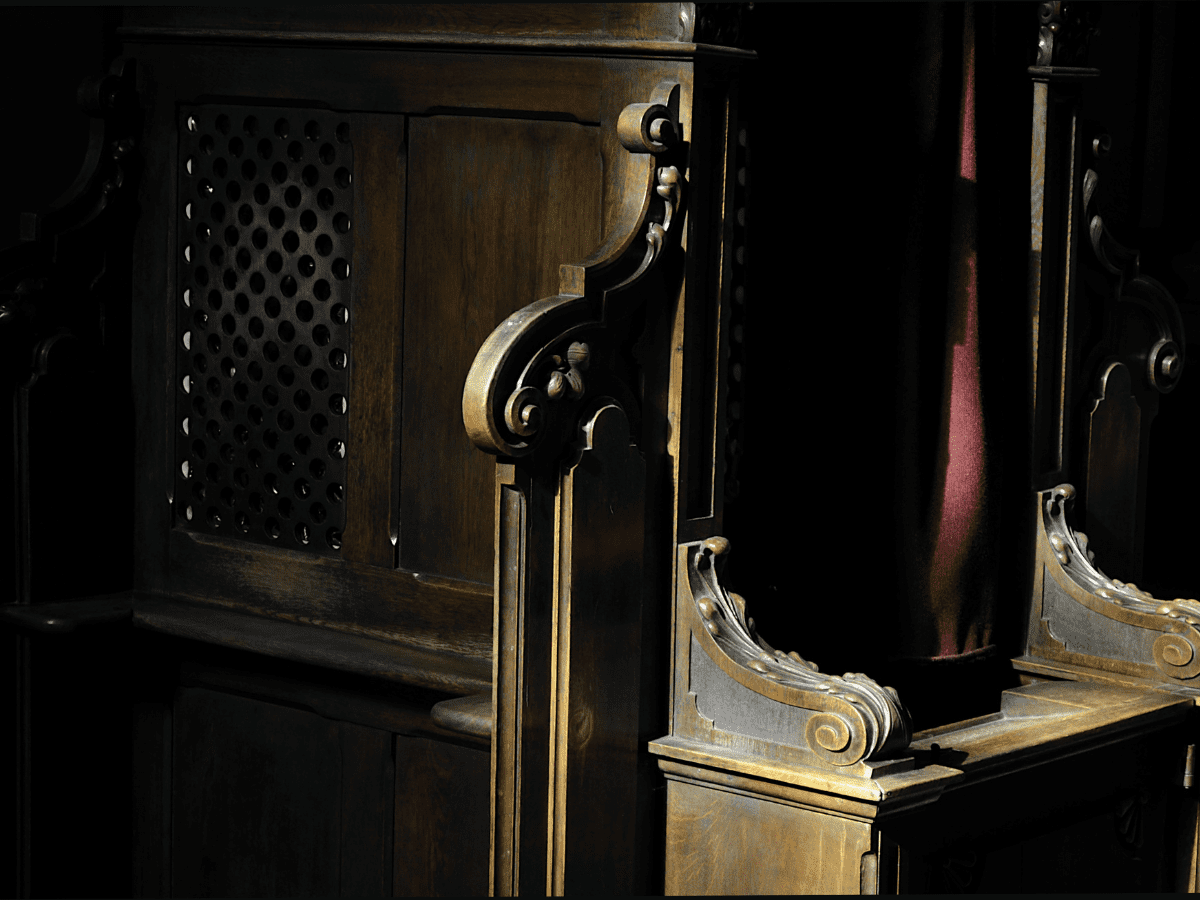 En skriftestol i en kirke.