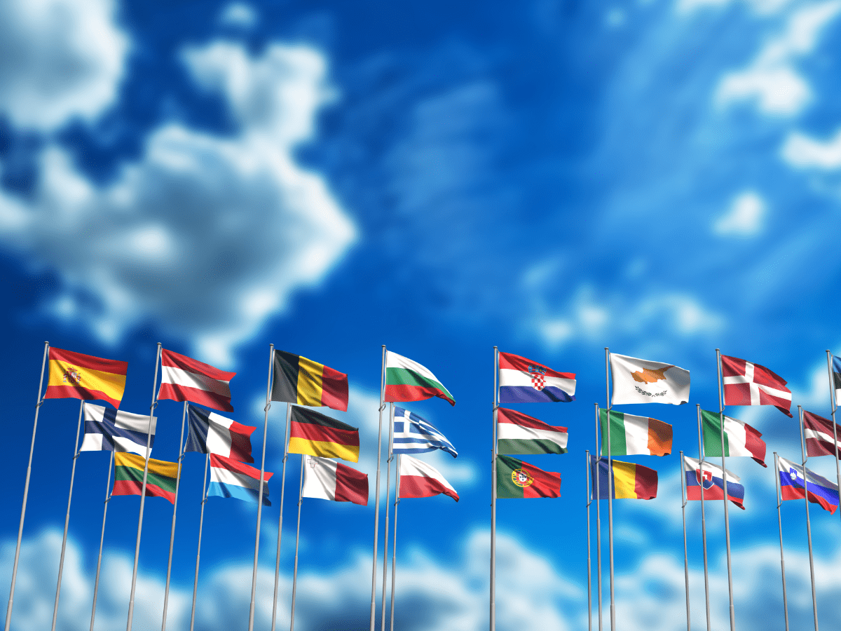 EU-flagget foran en rettsbygning i Brussel