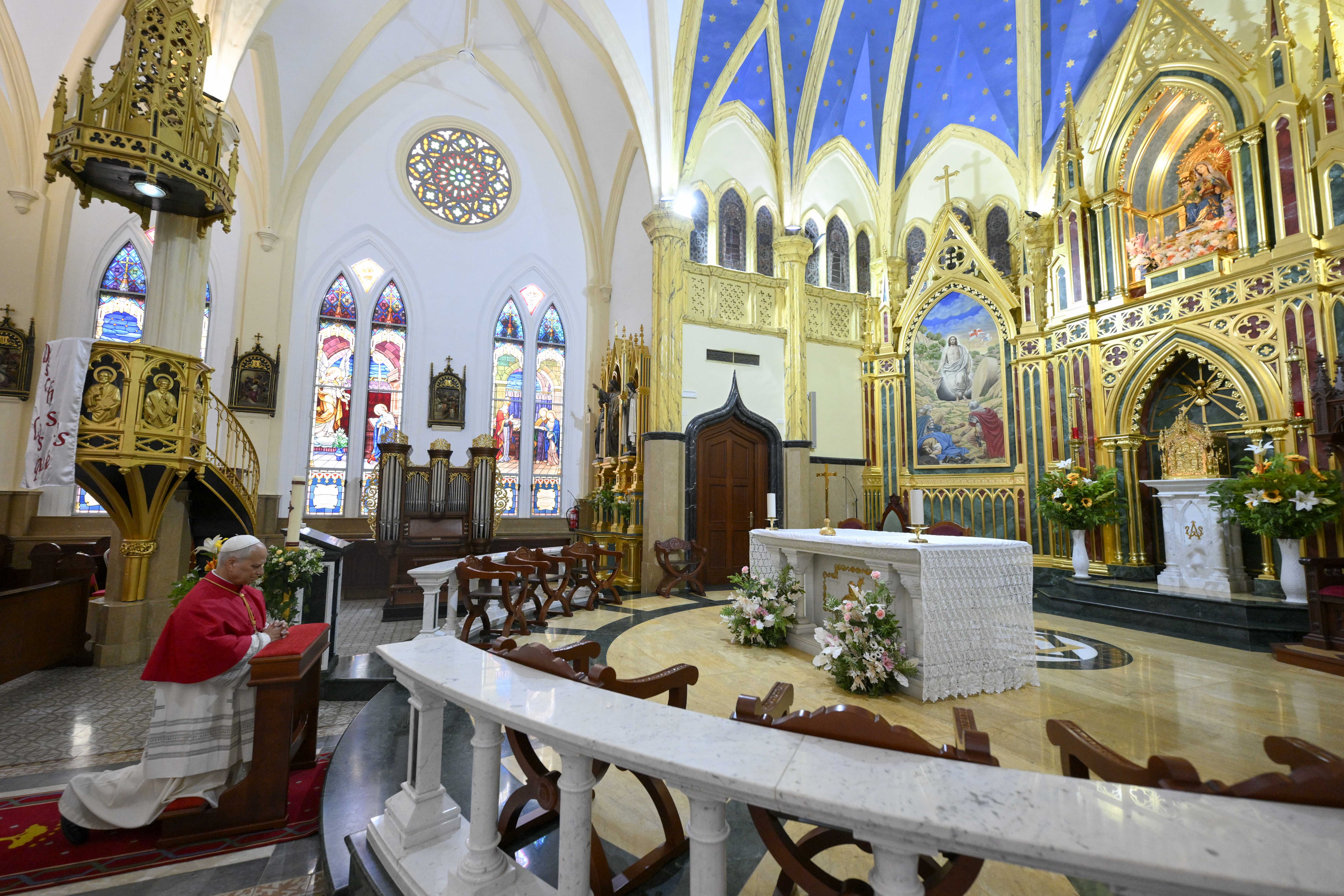 Pave Leo XIV ber i St. Elisabeth-katedralen i Malabo 21. april 2026.