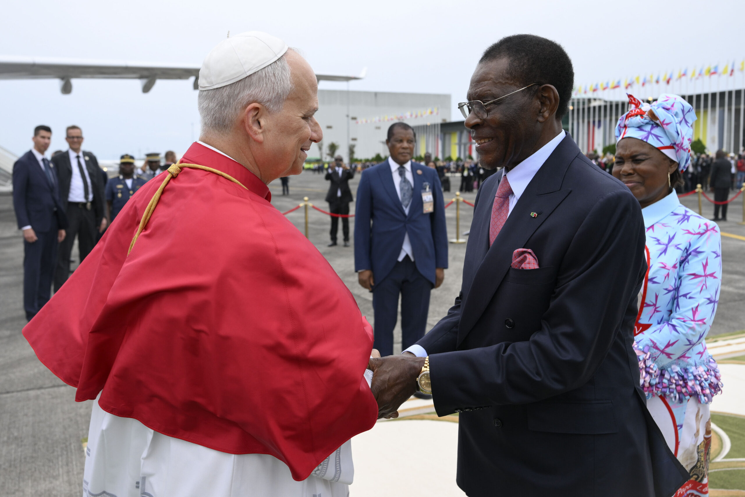 Pave Leo XIV hilser president Teodoro Obiang Nguema Mbasogo ved ankomsten 21. april 2026.