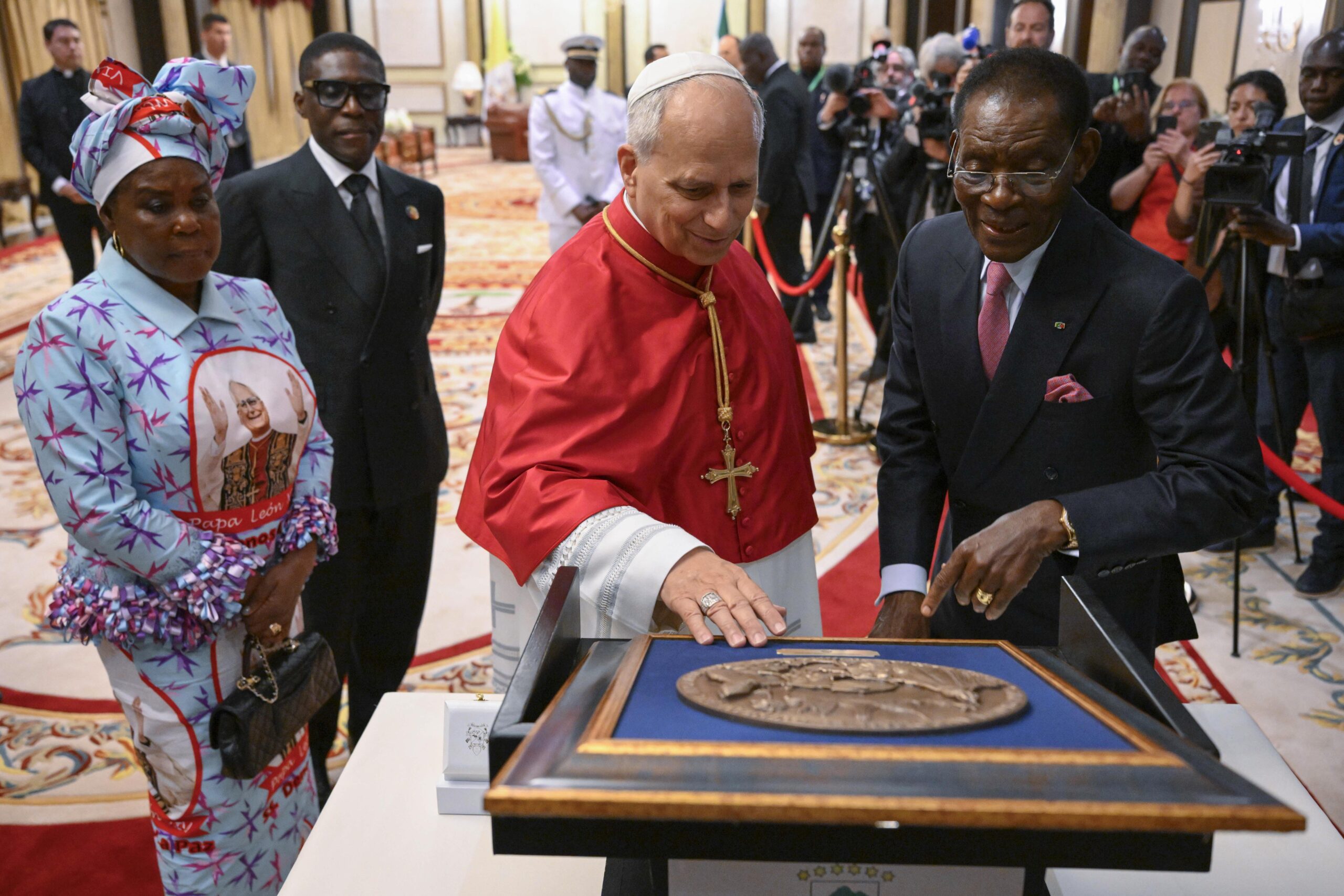 Pave Leo XIV møter president Obiang i presidentpalasset i Malabo 21. april 2026.