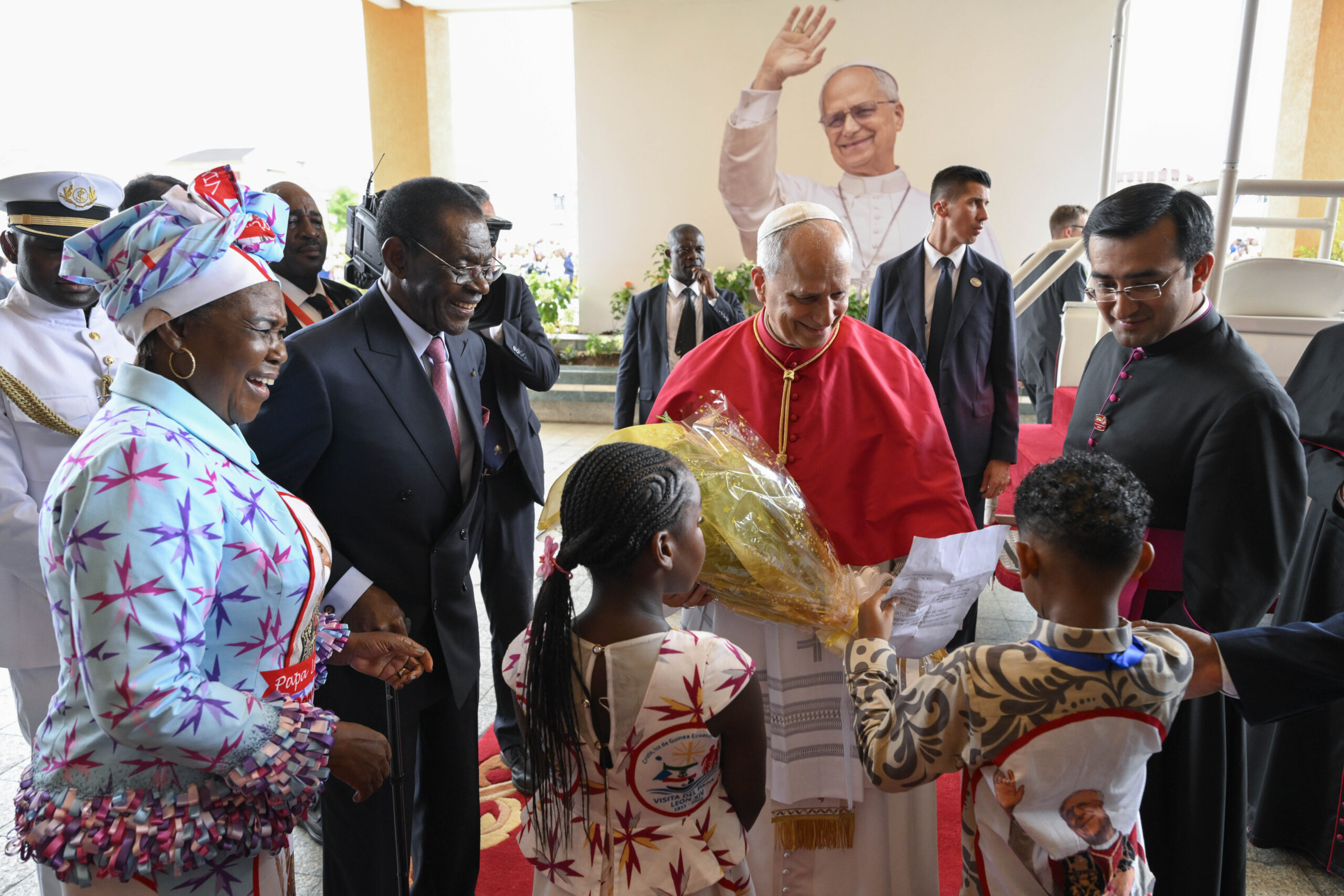Pave Leo XIV mottar gaver fra president Obiang i presidentpalasset 21. april 2026.
