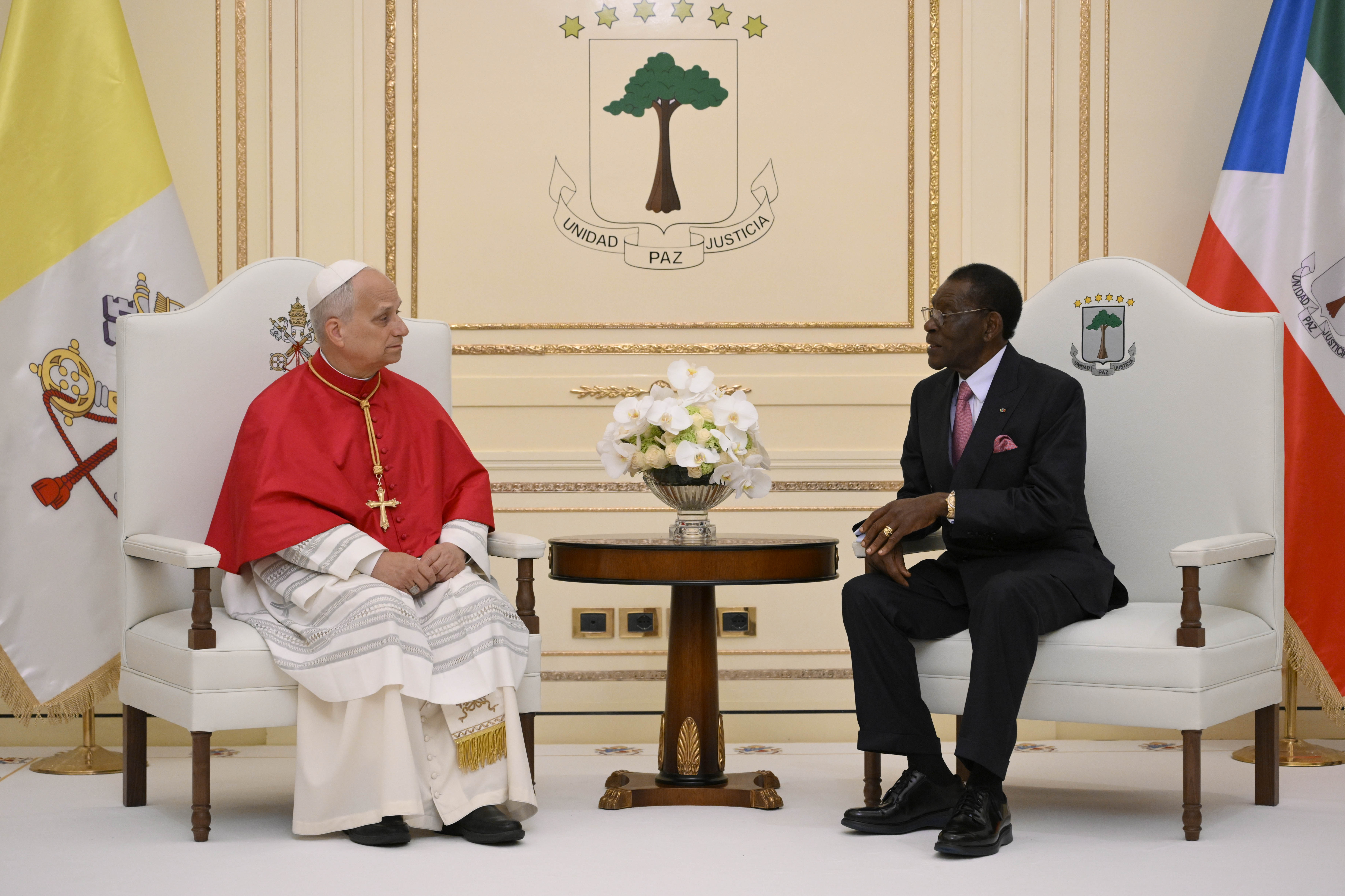 Pave Leo XIV i samtale med president Obiang i presidentpalasset 21. april 2026.