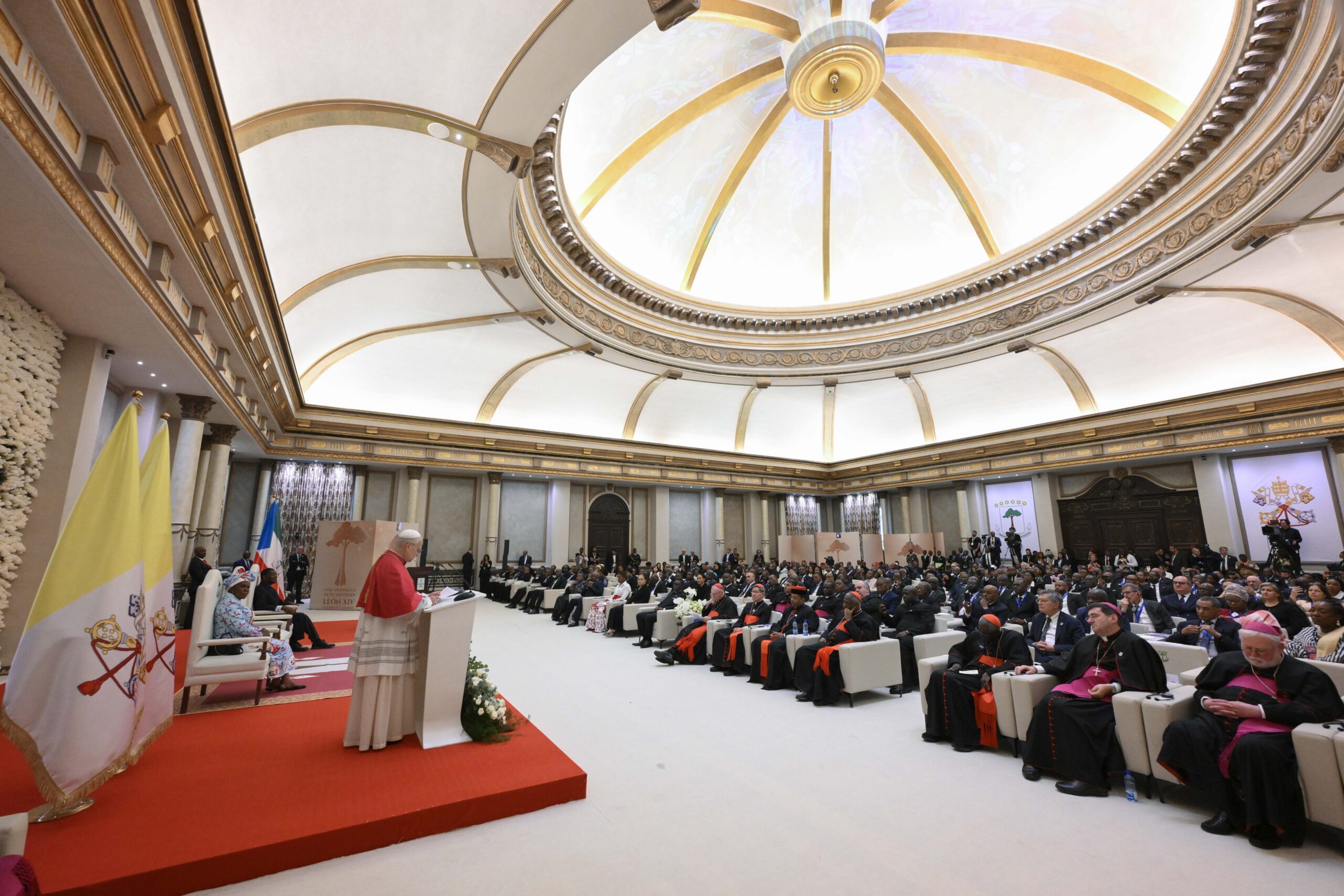Pave Leo XIV taler til sivile ledere i Malabo 21. april 2026.