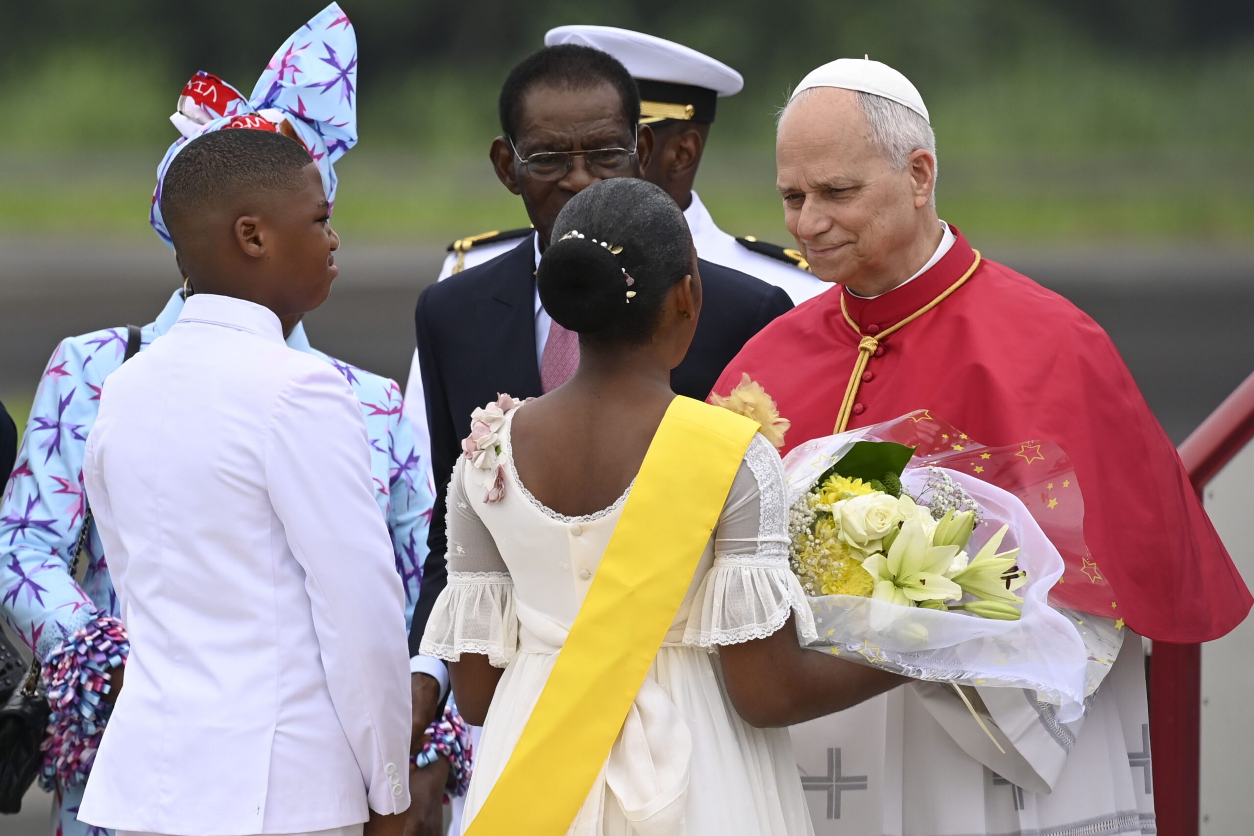 Pave Leo XIV blir tatt imot ved ankomsten til Ekvatorial-Guinea 21. april 2026.