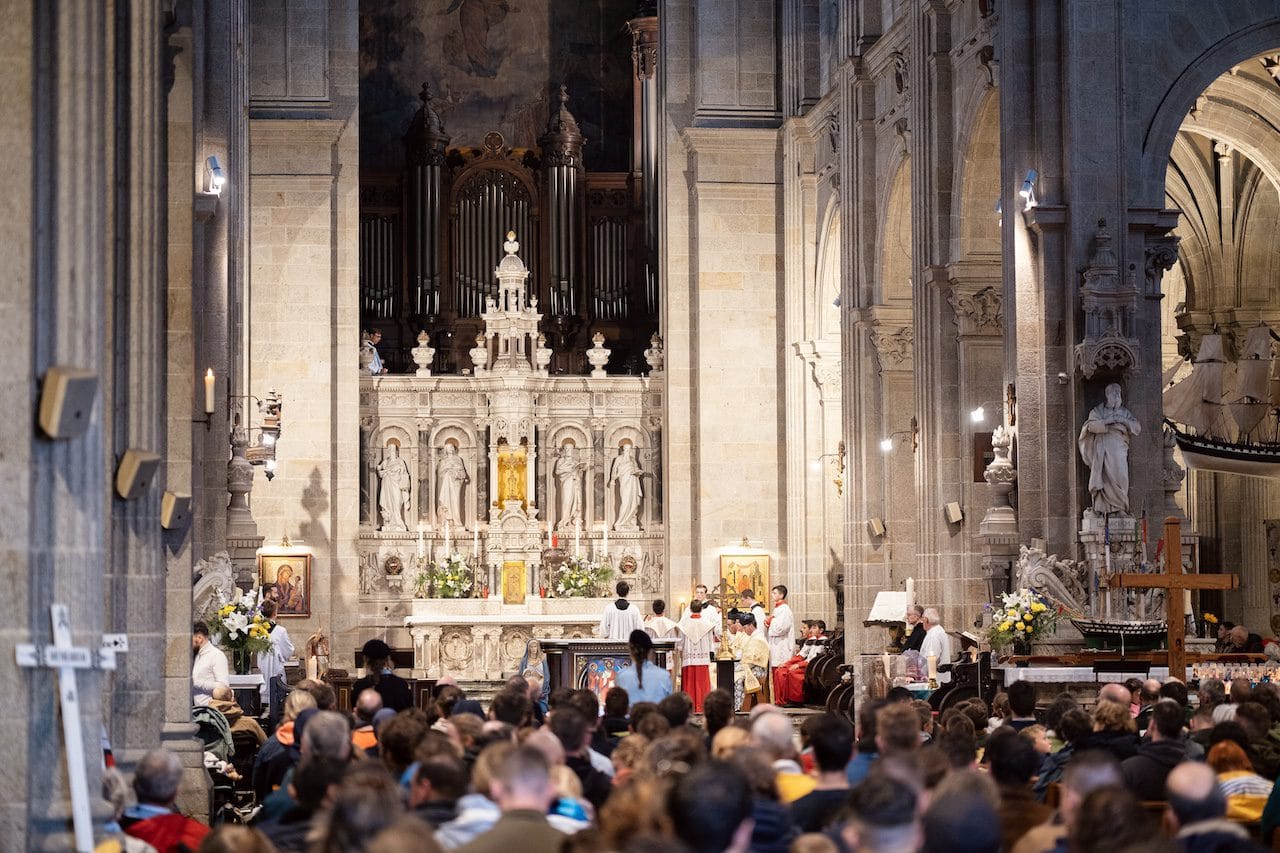 Pilegrimer deltar på en pontifikalmesse ved helligdommen Sainte-Anne-d’Auray i 2024.