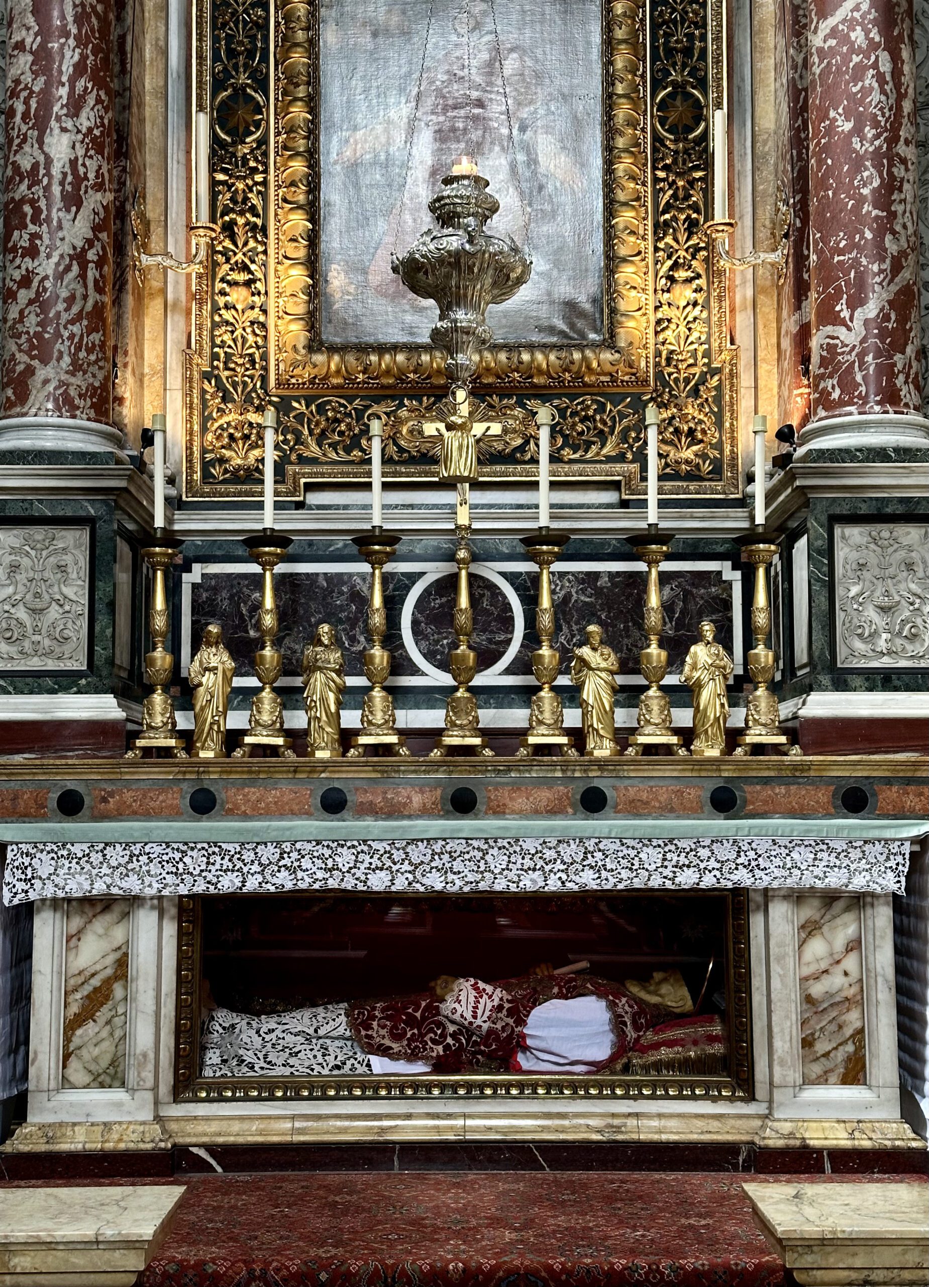 Et alter dedikert til St. Philip Neri i Brompton Oratory i London, med en voksfigur av ham.