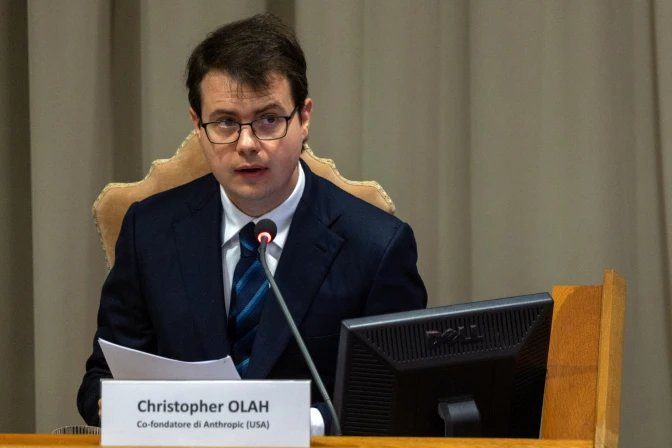 Christopher Olah, medgründer av Anthropic, taler under presentasjonen av Magnifica Humanitas i Vatikanets synodesal 25. mai 2026.