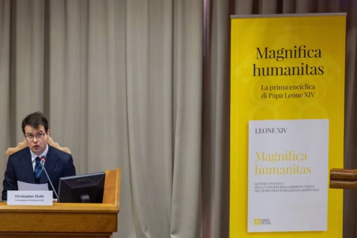 Anthropics medgründer Christopher Olah taler under presentasjonen av encyklikaen Magnifica Humanitas 25. mai 2026 i Synodesalen i Vatikanet.