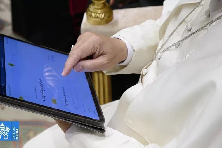 Pave Leo XIV bruker et nettbrett for å åpne Vatikanets digitale pavelige årbok.
