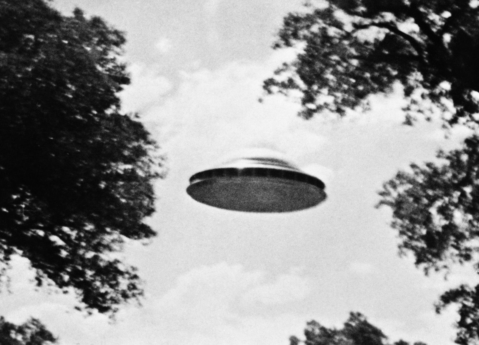 En angivelig flygende tallerken ses på dette bildet, som ble offentliggjort av Amalgamated Flying Saucer Club of America, med hovedsete i Los Angeles, søndag 16. juni 1963. Bildet skal vise et luftfartøy anslått til å være om lag 21 meter i diameter.