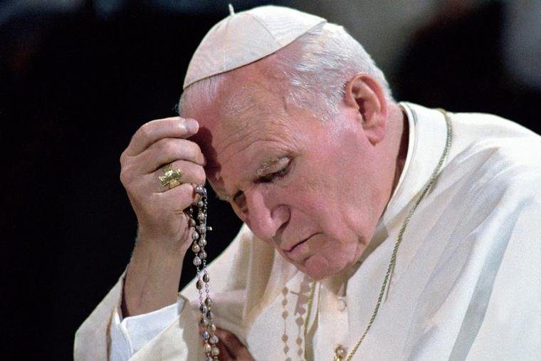 Pave Johannes Paul II ber med rosenkrans.