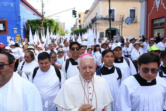 Biskop Ramón Castro Castro leder den 12. fredsmarsjen i Cuernavaca i delstaten Morelos i Mexico lørdag 16. mai 2026.
