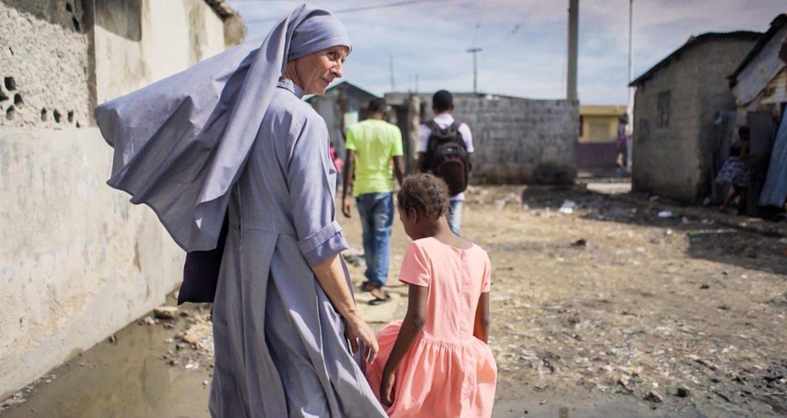 Søster Paesie sammen med skolebarn fra Kizito Family i Cité Soleil i Haiti