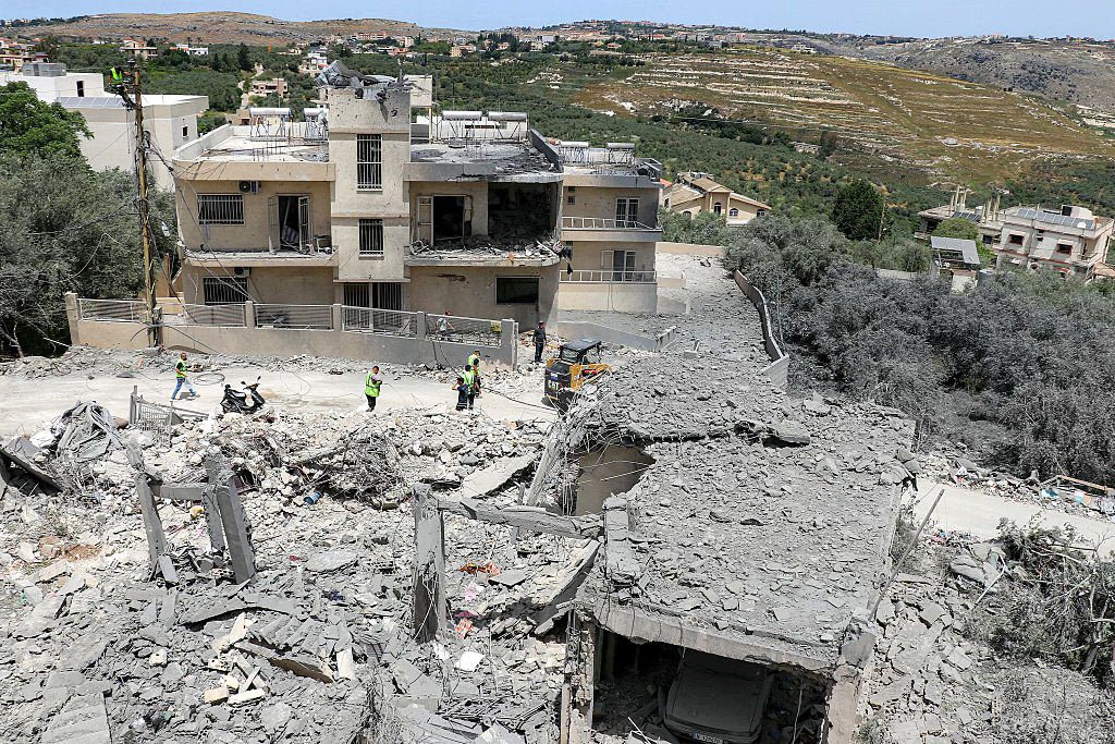 Førstehjelpsarbeidere inspiserer skader i Deir Qanoun al-Nahr i Sør-Libanon etter israelsk bombardement.