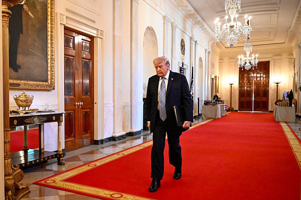 USAs president Donald Trump forlater Det hvite hus etter å ha deltatt på et toppmøte for småbedrifter i East Room i Washington, D.C., 4. mai 2026. |
