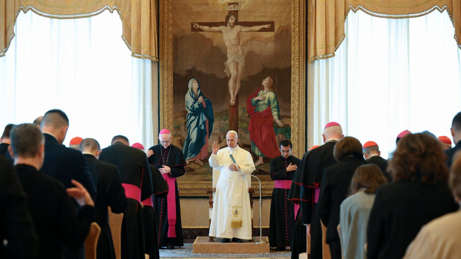 Pave Leo XIV ber sammen med medlemmer av Dikasteriet for evangelisering under et møte i Vatikanet 28. mai 2026.