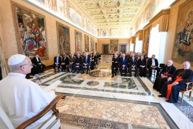 Pave Leo XIV tar imot en delegasjon fra Catholic Extension Society i Vatikanet 18. mai 2026.