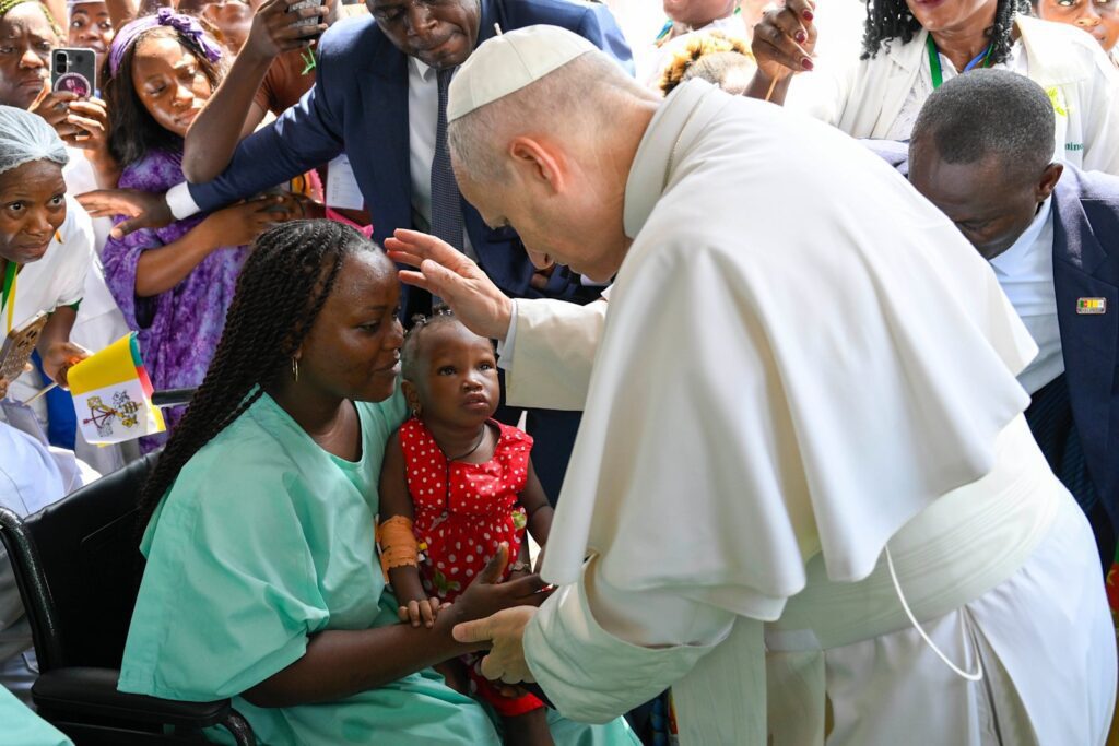 Pave Leo XIV velsigner en mor og et barn ved Saint Paul Catholic Hospital i Douala i Kamerun 17. april 2026.