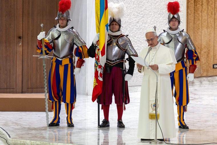 Pave Leo XIV taler 6. mai under Den sveitsiske gardes edsavleggelse i Paul VI-auditoriet i Vatikanet. (Foto: Daniel Ibáñez / EWTN News)
