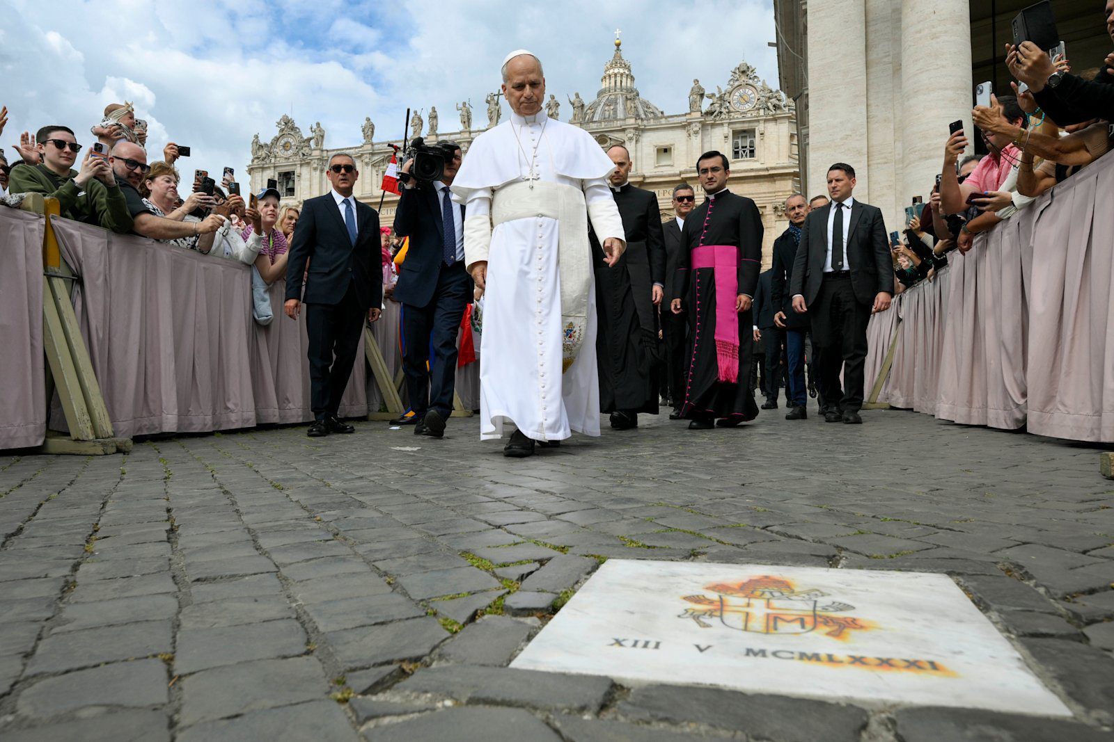 Pave Leo XIV ber ved minneplaketten på Petersplassen der Johannes Paul II ble skutt 13. mai 1981.
