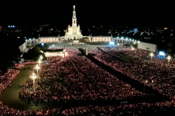 Pilegrimer med levende lys under rosenkrans og prosesjon ved helligdommen Vår Frue av Fátima 12. mai 2026.