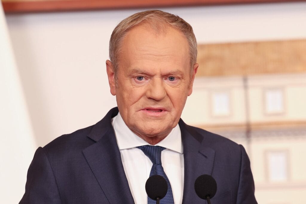 Polens statsminister Donald Tusk taler i Palazzo Chigi i Roma.
