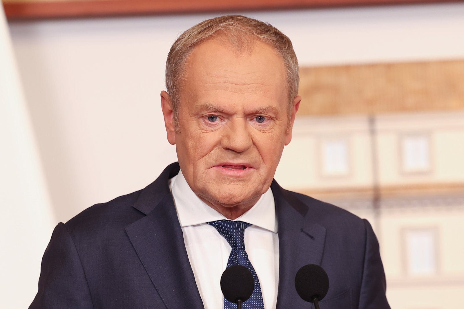 Polens statsminister Donald Tusk taler i Palazzo Chigi i Roma.