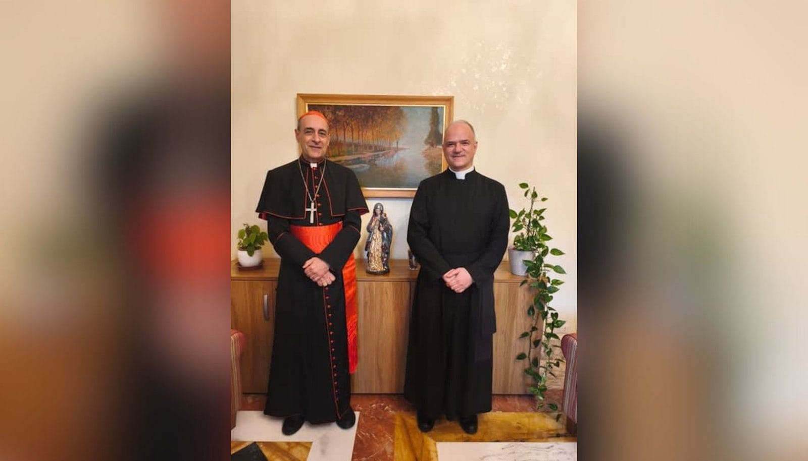 Kardinal Víctor Manuel Fernández og pater Davide Pagliarani, henholdsvis prefekt for Dikasteriet for troslæren og generalsuperior for SSPX.