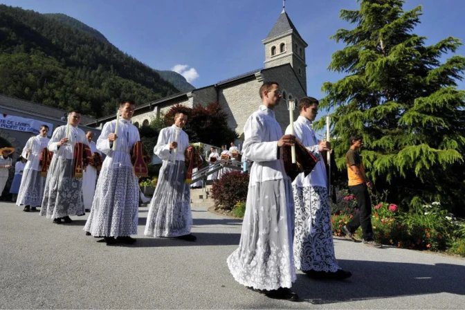 Prester og diakoner fra Prestebroderskapet St. Pius X går til messe i Écône i Sveits.
