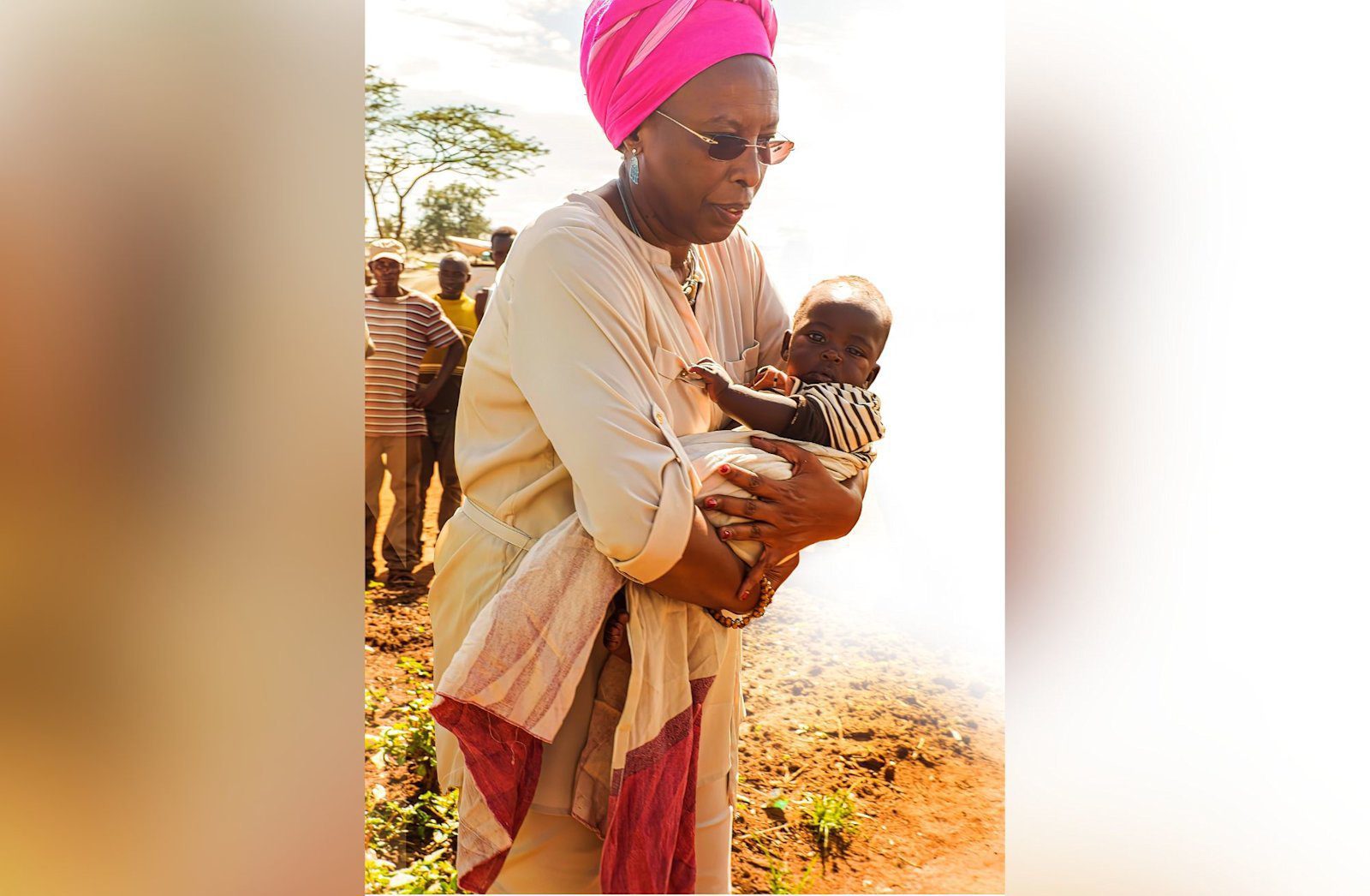 Marguerite Barankitse hjelper et barn i sitt humanitære arbeid.