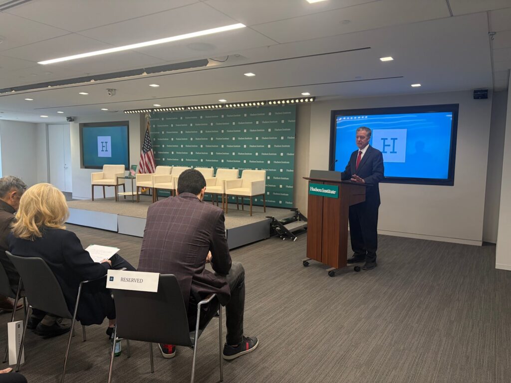 Sam Brownback taler ved Hudson Institute i Washington, D.C., 12. mai 2026.
