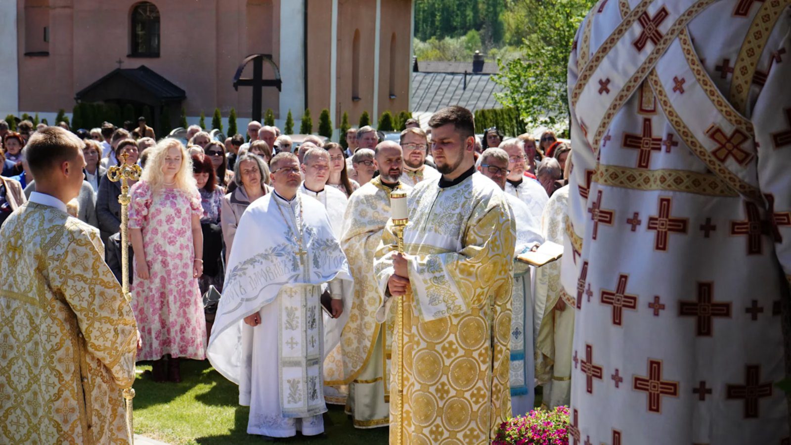 Gresk-katolsk presteskap og troende samles til den guddommelige liturgien til ære for den salige Vasiľ Hopko i Hrabské i Slovakia 10. mai 2026.