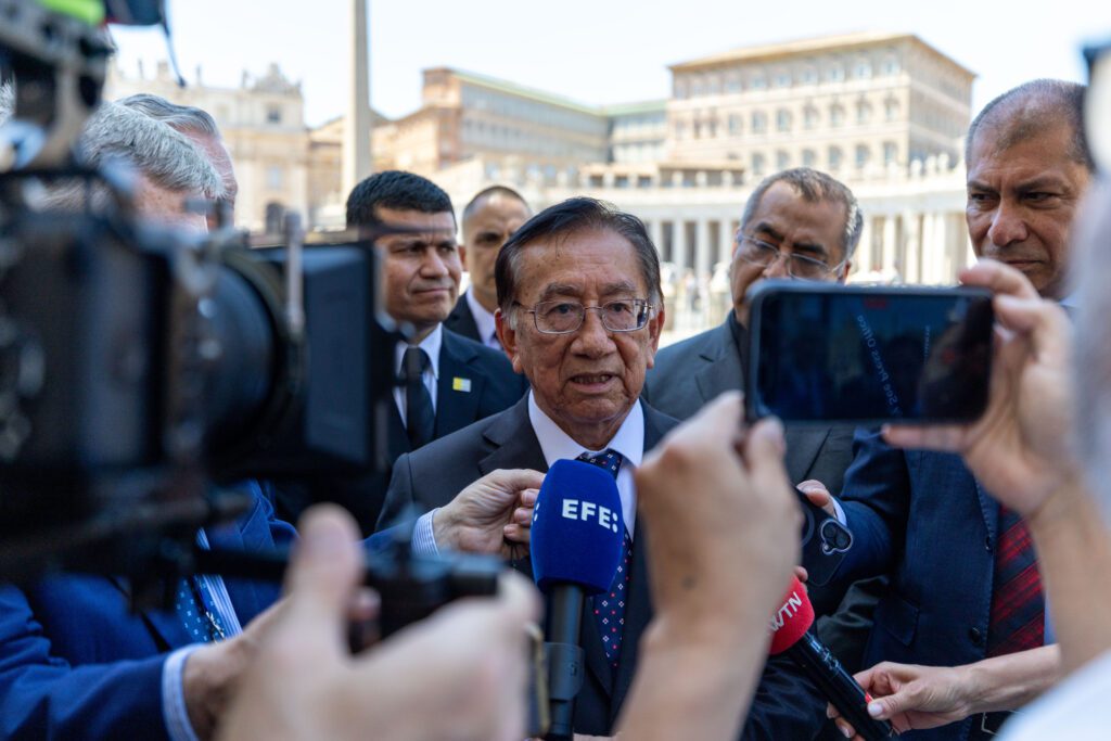Perus president José María Balcázar møter pressen i Roma etter et privat møte med pave Leo XIV.