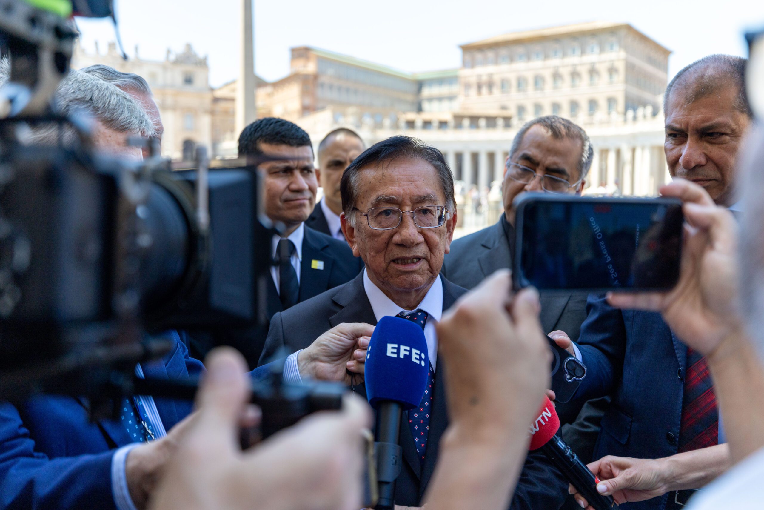 Perus president José María Balcázar møter pressen i Roma etter et privat møte med pave Leo XIV.