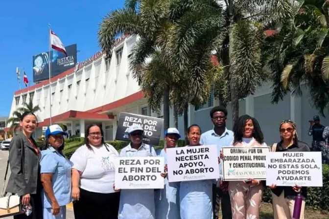 Pro-life-dominikanere utenfor forfatningsdomstolen i Santo Domingo