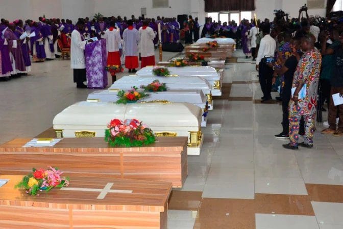 Kister med katolikker drept under angrepet på St. Francis Xavier menighet i Owo i Nigeria 5. juni 2022.
