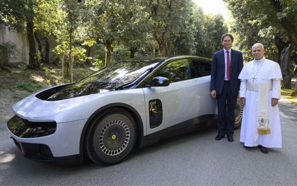 Pave Leo XIV og John Elkann står ved siden av Ferrari Luce i Castel Gandolfo.