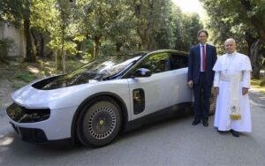 Pave Leo XIV mottok rattet til Ferrari Luce – det italienske merkets første helelektriske bil