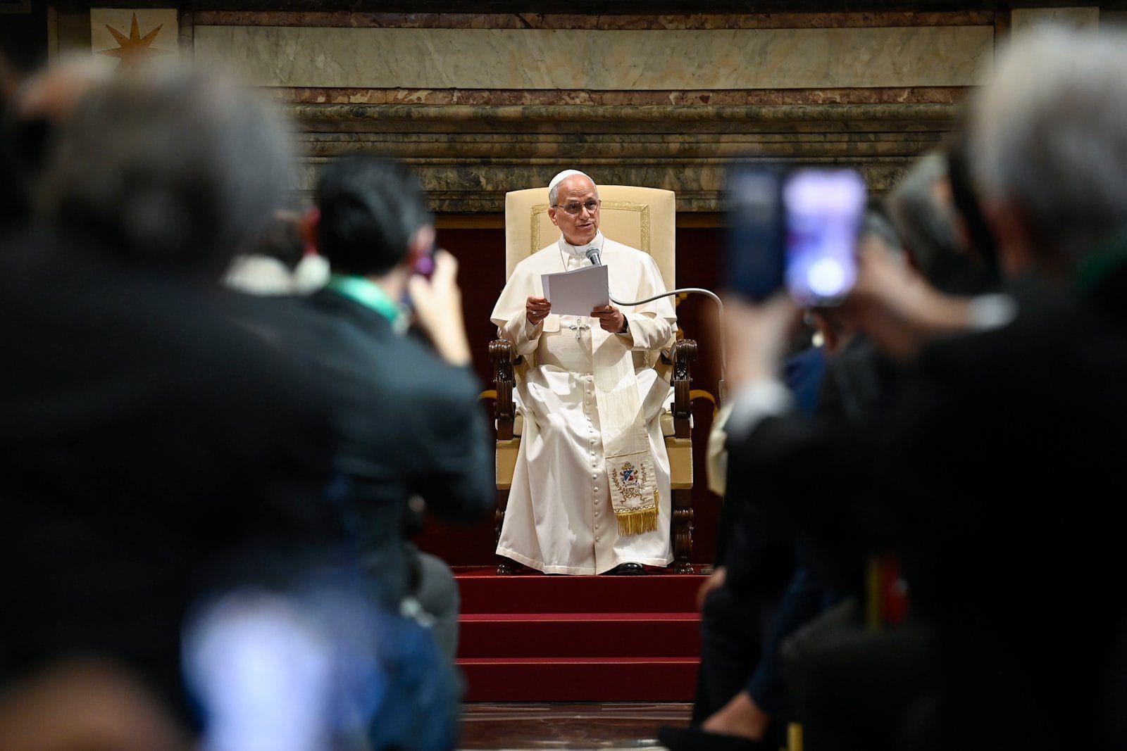 Pave Leo XIV taler til medlemmer av Centesimus Annus Pro Pontifice-stiftelsen i Det apostoliske palass i Vatikanet.