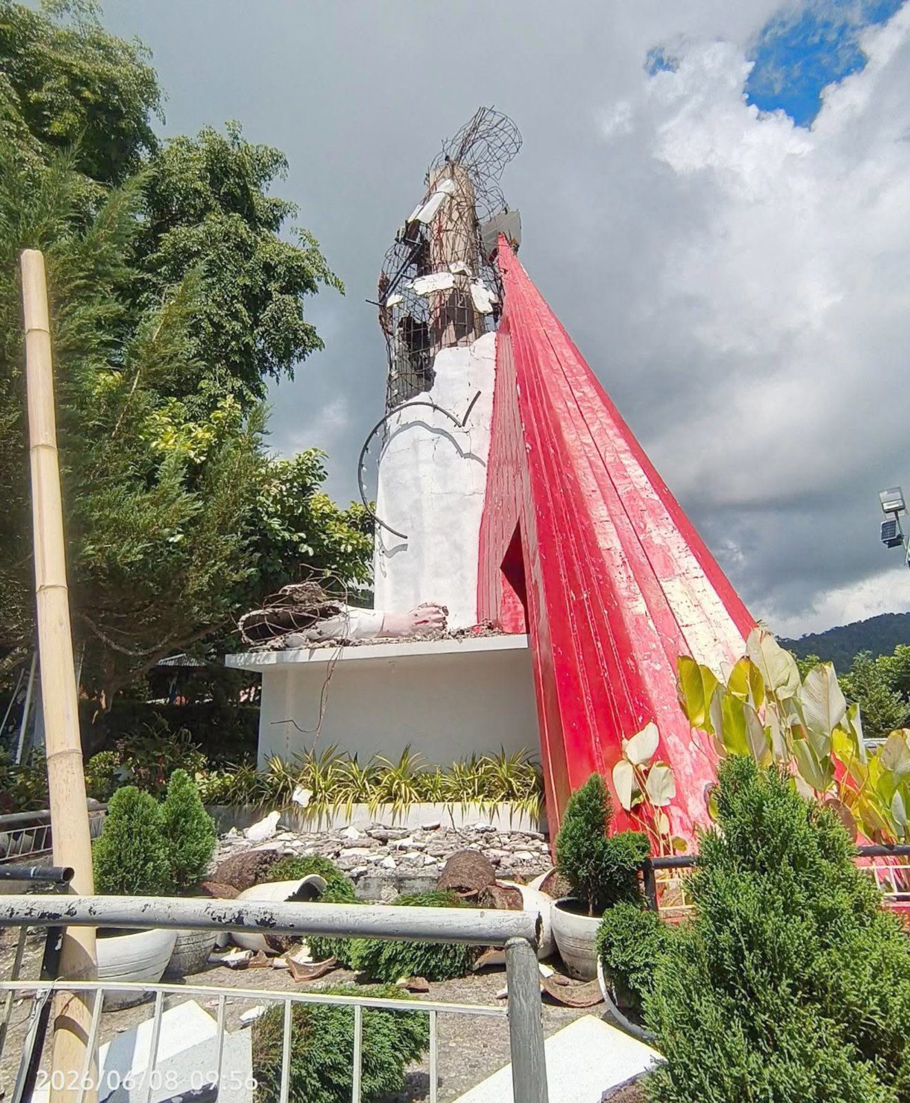 En utendørs Jesus-statue ved Divine Mercy Shrine i Lake Sebu, South Cotabato, som er totalt ødelagt av jordskjelvet.