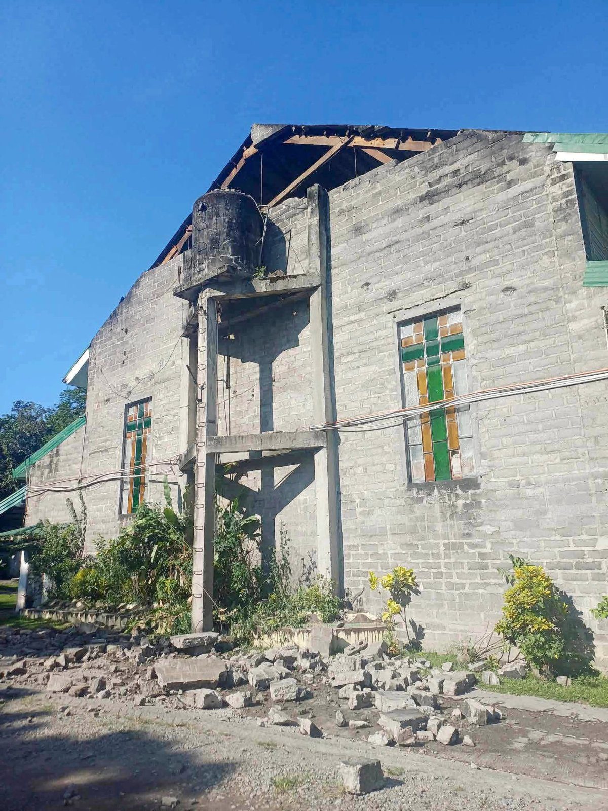 Ytterkonstruksjonen og himlingen i Santa Teresita del Niño Jesus-menigheten i Tupi, South Cotabato, i Davao Occidental med skader etter jordskjelvet.