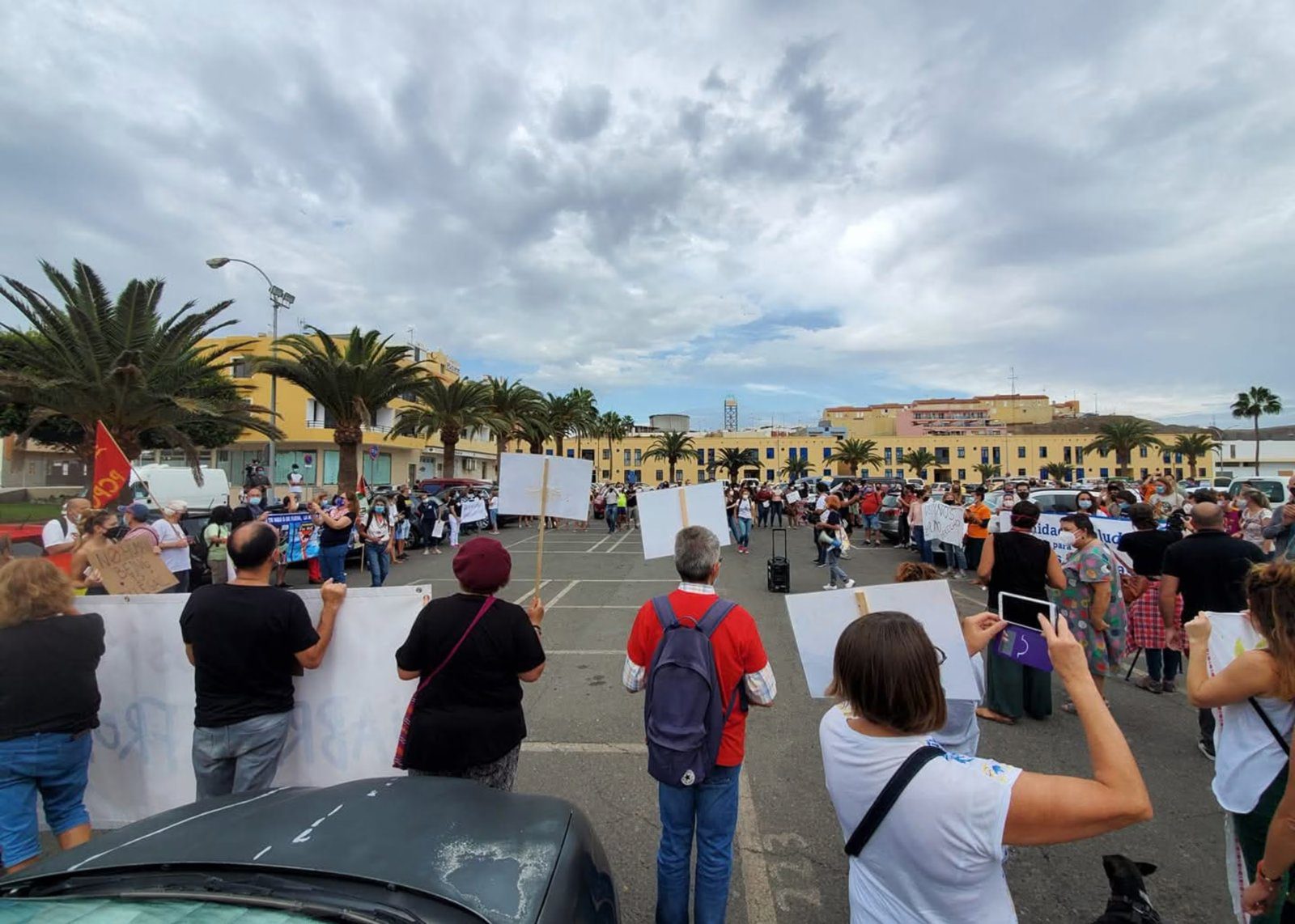 En protest mot migrantenes leveforhold i Arguineguín i 2020, der pater Sosa deltok.