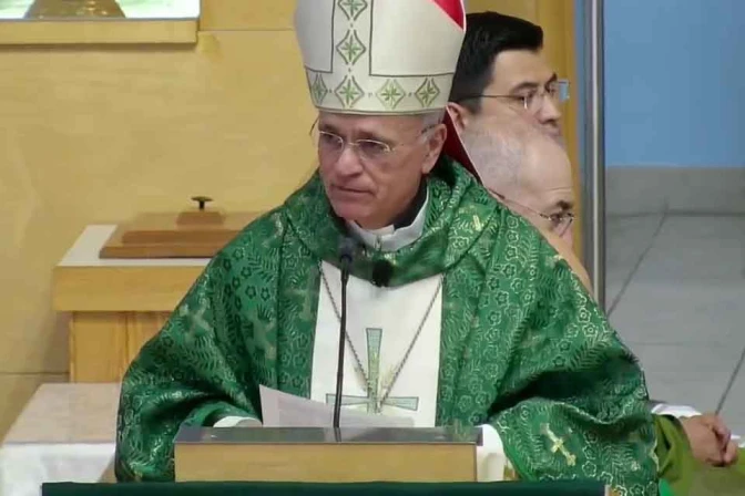 Hjelpebiskop Silvio Báez holder preken i St. Agatha Parish i Miami