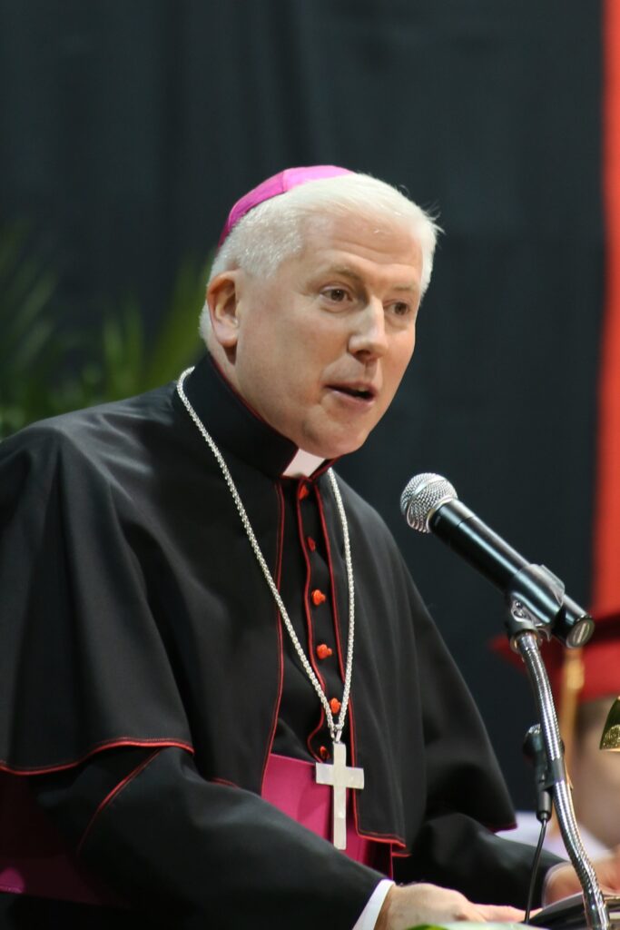 Toledo-biskop Daniel E. Thomas, til høyre, velsigner de troende under påskemorgenmessen i katedralen Our Lady, Queen of the Most Holy Rosary i 2022.